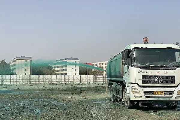 扬尘抑制剂喷洒57.webp