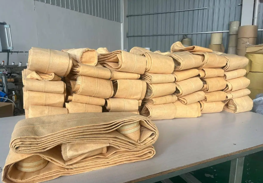 多种耐高温滤料样品对比图，展示P84、PTFE、玻纤及金属纤维滤料的外观与微观纤维结构