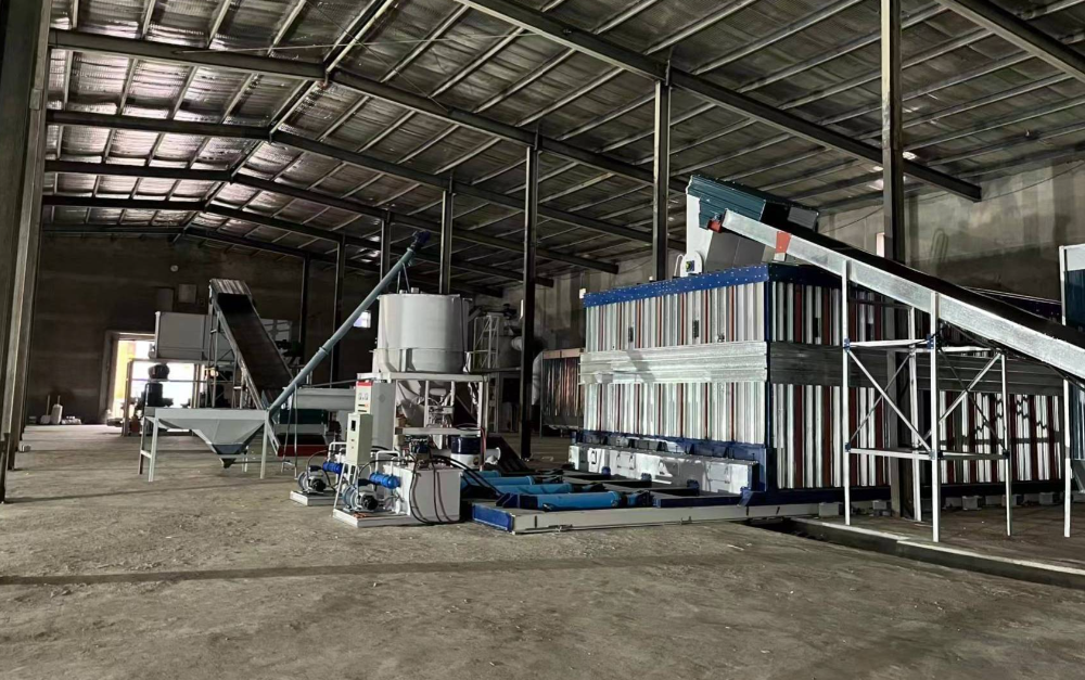 塑料造粒车间内部,混料机和破碎机上方设有集尘罩