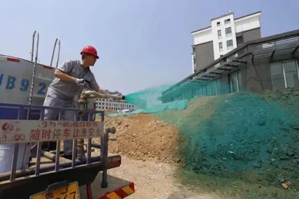 扬尘抑制剂喷洒中